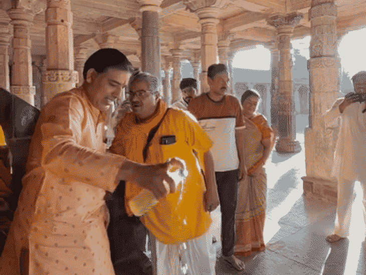 भोजशाला को रविवार सुबह गंगाजल और गोमूत्र से शुद्ध किया गया।