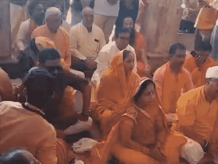 धार कलेक्टर और एसपी भी पूजा में बैठे।