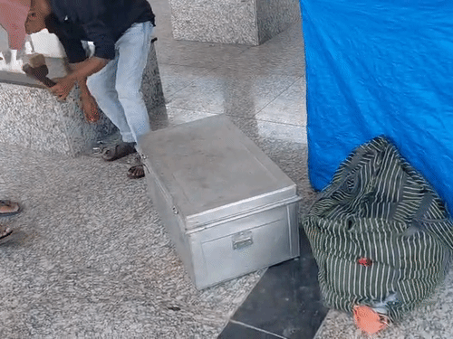 बक्से के अंदर से महिला का एक धड़ मिला, उस पर बोरी पड़ी थी।