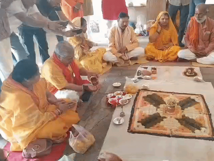 भोजशाला में श्रद्धालु अनुष्ठान कर रहे हैं।