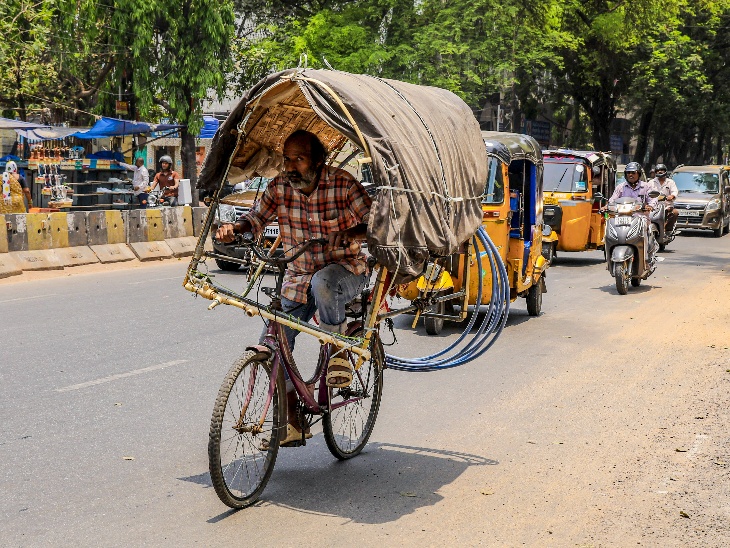 हैदराबाद में एक शख्स ने तपती धूप से बचने के लिए साइकिल पर ही छपरी लगा ली।