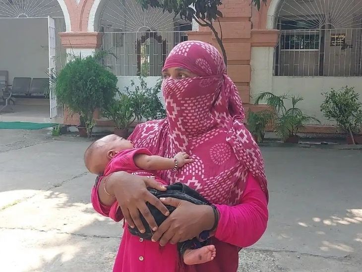 एक महीने के बच्चे को सीने से लगाए पीड़िता न्याय के लिए DIG ऑफिस पहुंची।