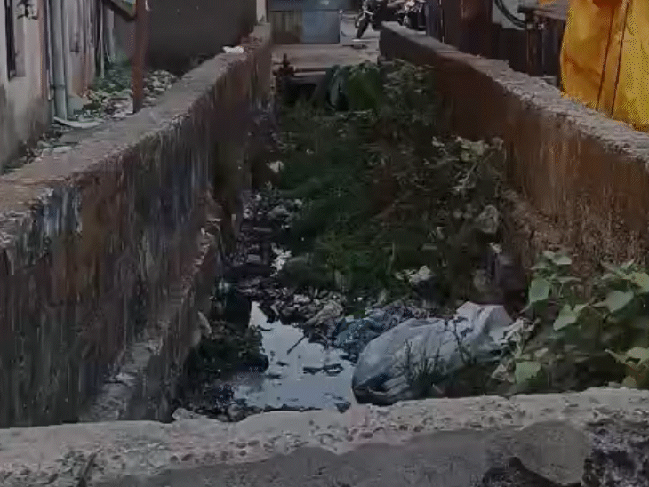 बिट्‌टन मार्केट के पास बस्ती के हाल।