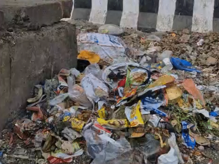 कमलापति स्टेशन के सामने कचरा पड़ा है।