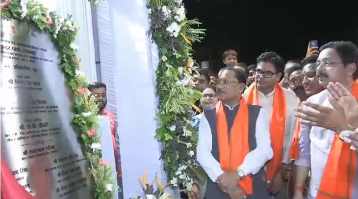 सिंदूर पार्क का लोकापर्ण करते मुख्यमंत्री व वित्तमंत्री समेत अन्य नेतागण