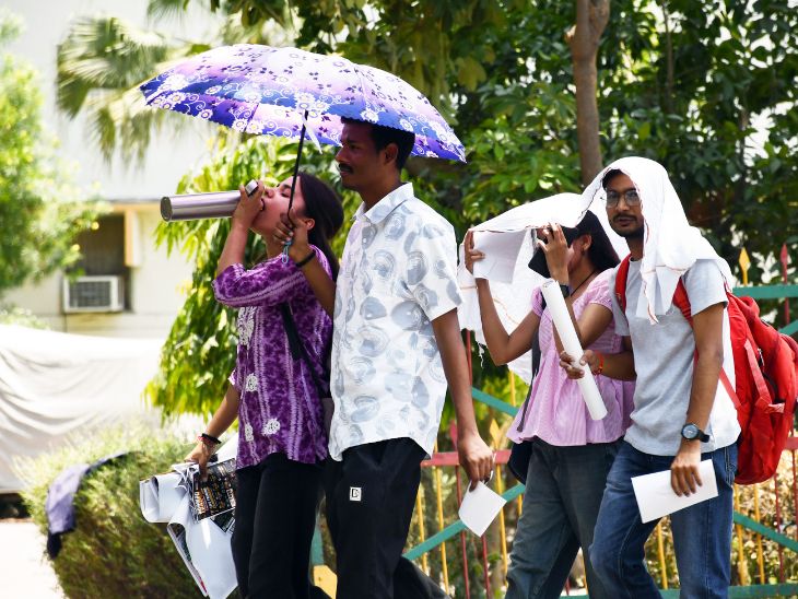 प्रयागराज में स्टूडेंट्स भीषण गर्मी से बचने के लिए छाता और गमछे का सहारा लेते दिखे।