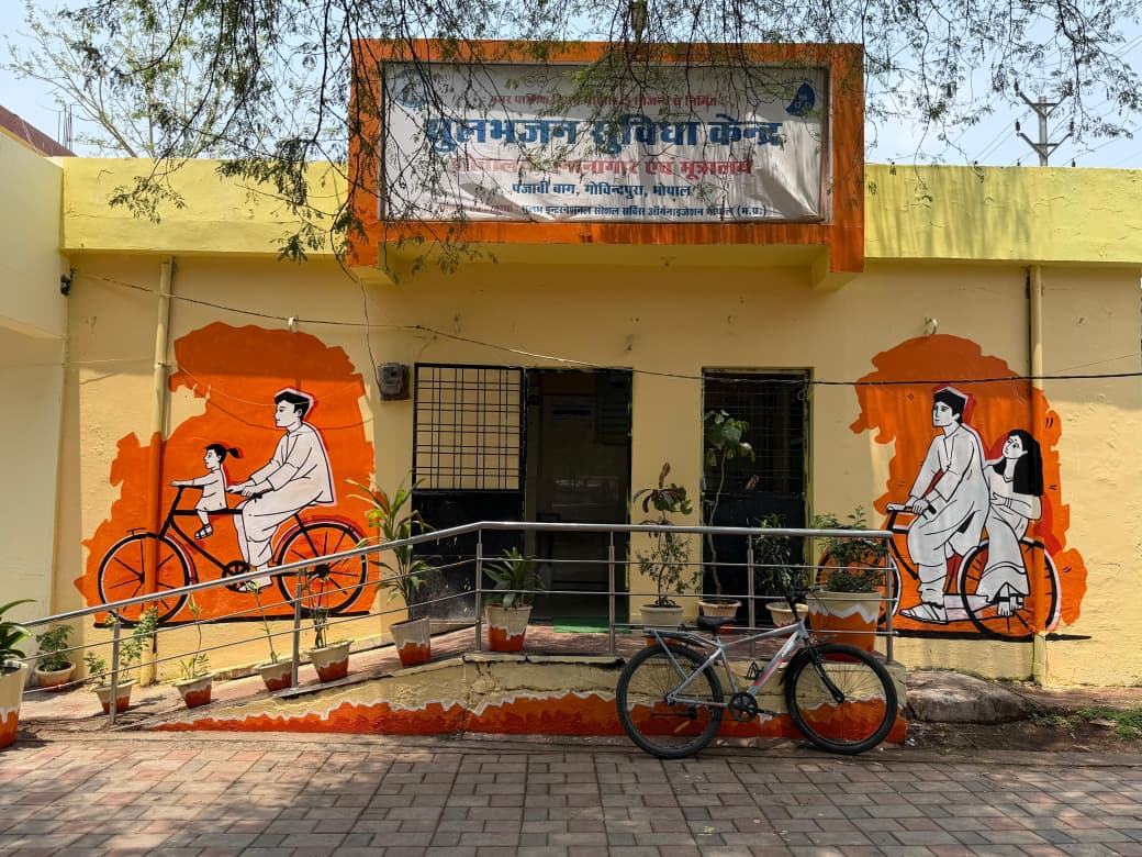 गोविंदपुरा सार्वजनिक शौचालय पर बनाई पेंटिंग।