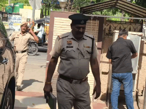 नारनौल में राव नरेंद्र सिंह के आवास पर जांच करती पुलिस - Dainik Bhaskar