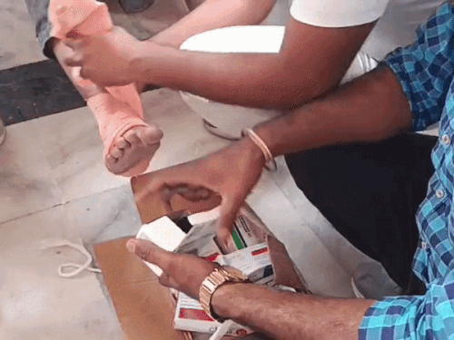 कोच से निकलने की जद्दोंजहद मे कुछ यात्री चोटिल भी हुए।