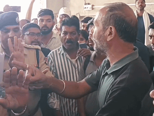 धुआं उठते ही जान-बचाने को झाड़ियों में कूदे यात्री:  बच्चों को बचाने की जद्दोजहद में सामान छूटा; 15 मिनट में 2 कोच जले – Kota News