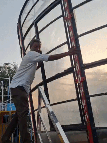 मेला नौचंदी में जो झूला है, उसका दरवाजा अंदर की तरफ खुलता है। जबकि वायरल वीडियो में दरवाजा बाहर दिखाई दे रहा है।