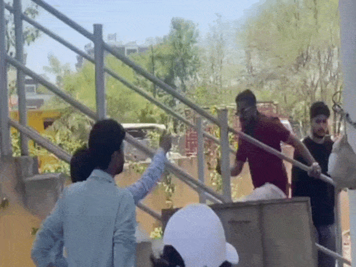 पानी की टंकी की सीढ़ियों पर चढ़ने का किया प्रयास।
