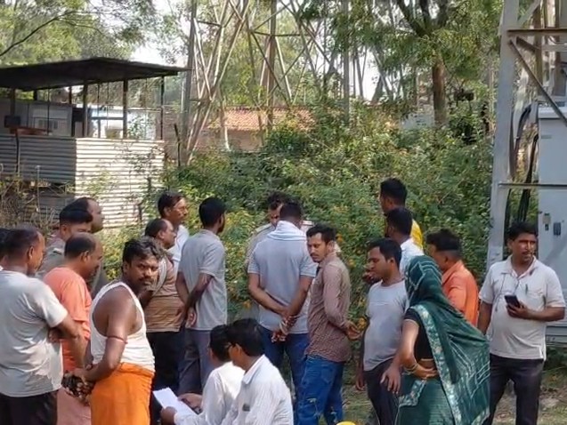 मौके पर जुटी लोगों की भीड़।