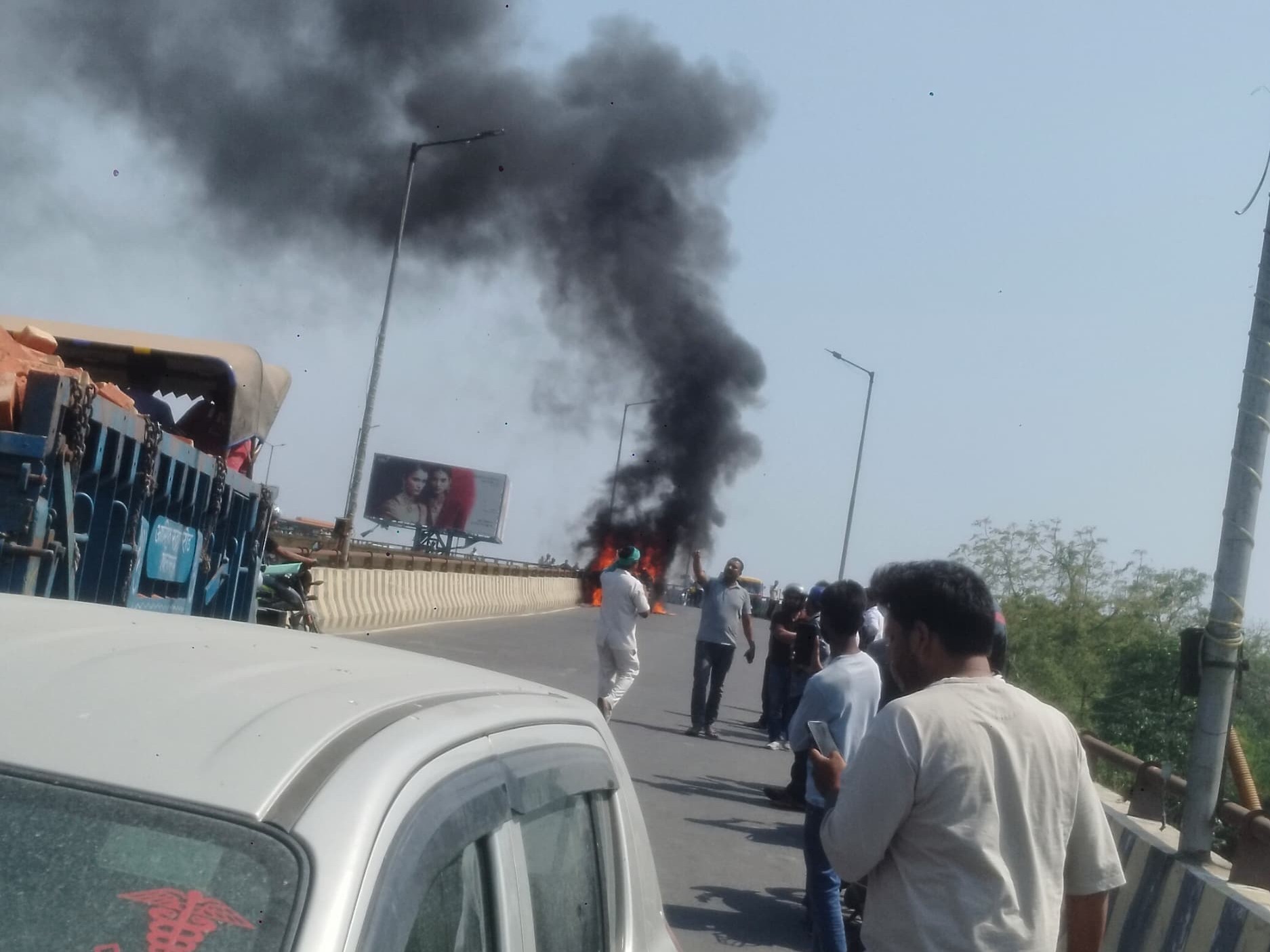 Bareilly IVRI Bridge Fire | Car Engulfed in Flames, Driver Escapes