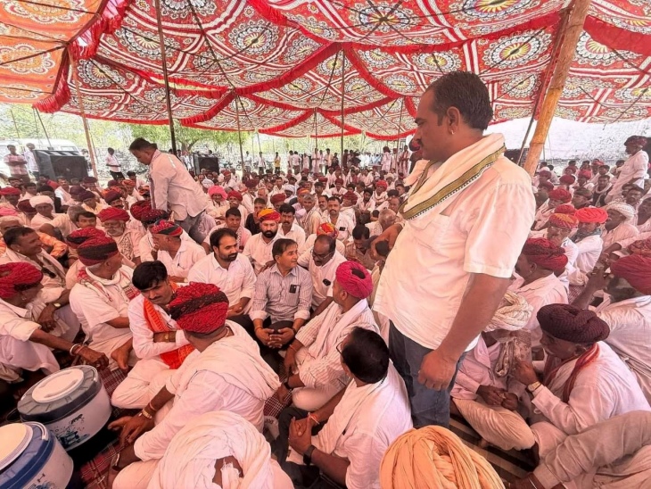 पाली जिले के चंडावल के निकट स्थित गुर्जर समाज के देवडूंगरी भगवान देवनारायण मंदिर परिसर में हुई महापंचायत में गुर्जर समाज ने कई महत्वपूर्ण निर्णय लिए।