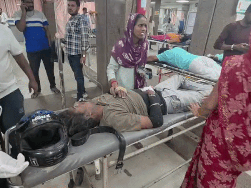 फॉर्च्यूनर कार की चपेट में आकर घायल हुए बाइक सवारों को फौरन हॉस्पिटल पहुंचाया गया।
