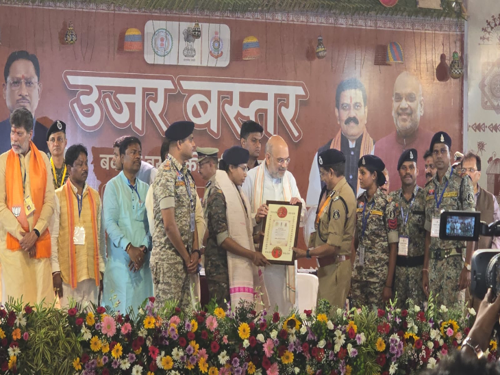 अमित शाह ने पुलिस अधिकारियों का सम्मान किया।