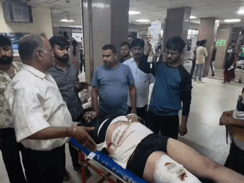 सोमवार देर रात घायलों को जेएलएन हॉस्पिटल में भर्ती कराया गया।