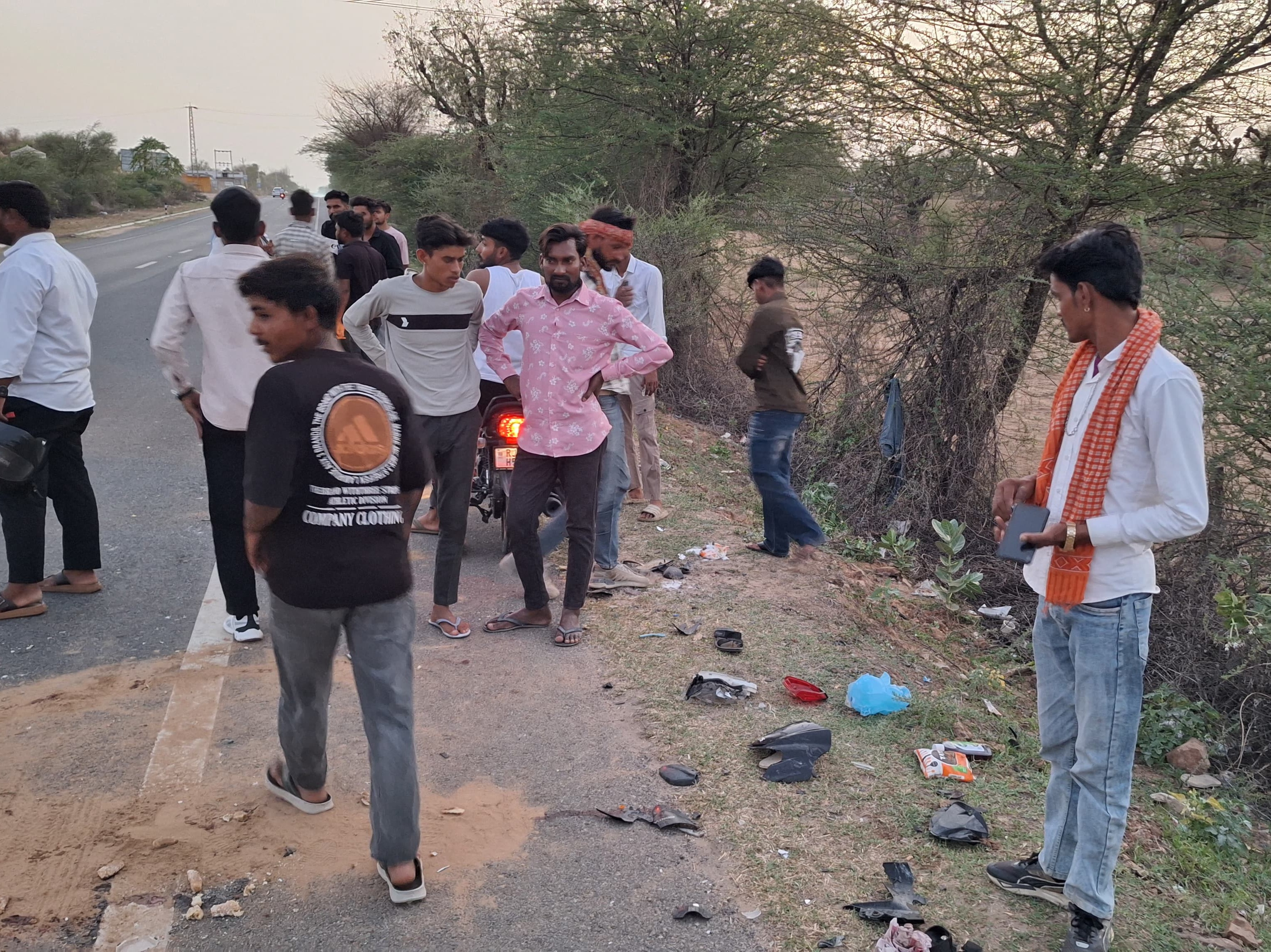 हादसे के बाद मौके पर लोग इकट्ठा हो गए।