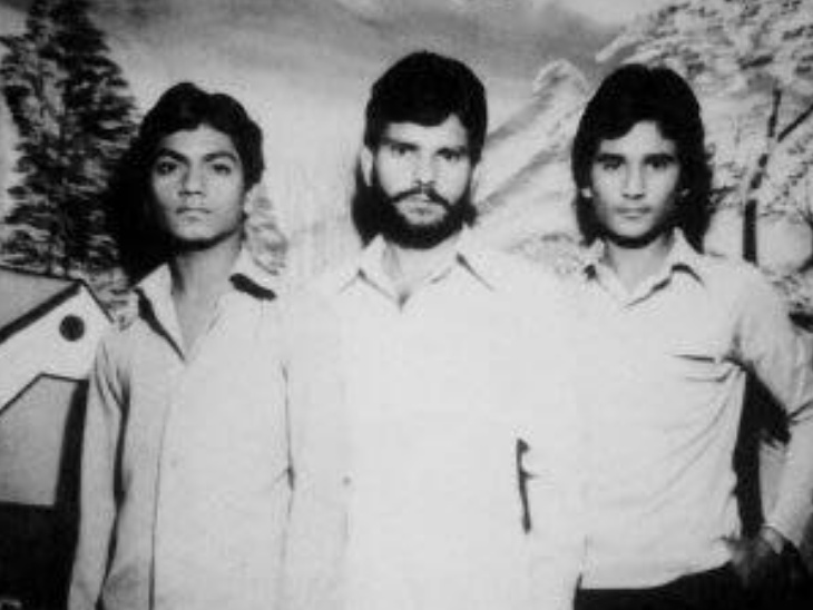 तीन भाइयों के साथ नवाजुद्दीन सिद्दीकी।