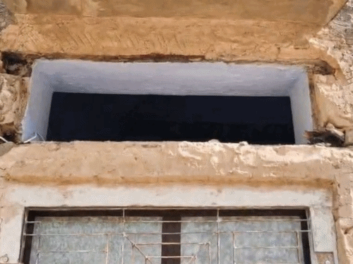 स्टाफ रूम का रोशनदान तोड़कर बाहर फेंका।