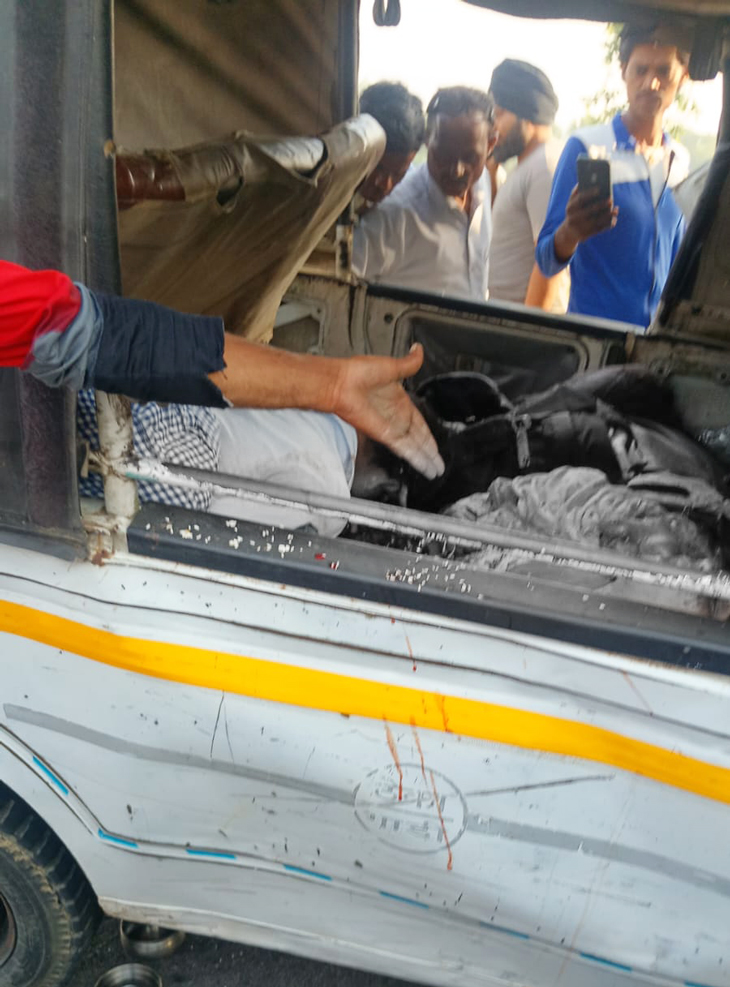मैजिक वाहन के अंदर बैठे लोग सीट के बीच में फंस गए। उनकी मौके पर ही मौत हो गई।