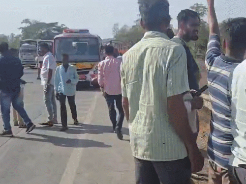 हादसे में घायल बच्चे को ले जाते परिजन।