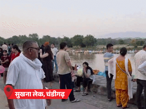 यह फोटो सोमवार शाम की है, जहां सूर्य छिपने के बाद लोग बड़ी संख्या में सुखना लेक घूमने निकले। - Dainik Bhaskar