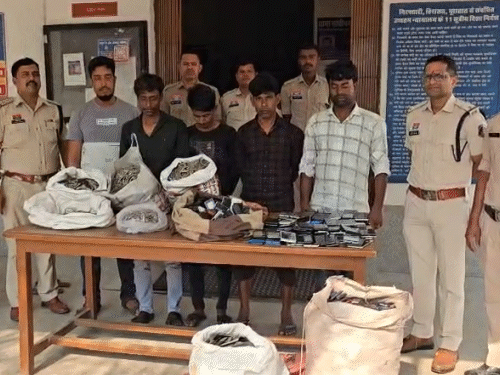 अंबिकापुर में कार से 95 किलो से ज्यादा पुरानी चांदी की पायल जब्त।