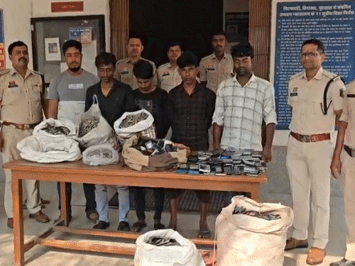 महामसुंद में कार से 9 करोड़ के सोने के गहने बरामद। अंबिकापुर में 95 किलो चांदी जब्त। - Dainik Bhaskar