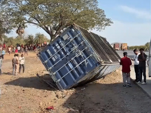 ट्रक से टक्कर के बाद कंटेनर भी पलट गया।