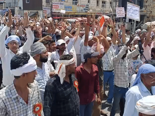 किसानों ने सरकार के खिलाफ नारे लगाए।