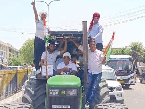 ट्रैक्टरों पर सवार होकर किसान पहुंचे।