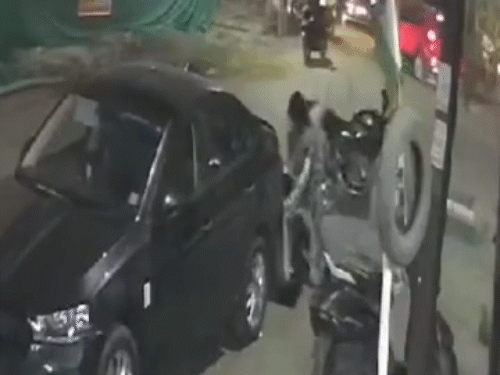 दोनों पक्षों में हाथपाई में एक बदमाश का मोबाइल जमीन पर गिर गया जिसे पुलिस ने जब्त किया था।