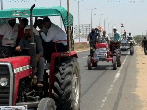 जेरठी-दादिया अंडरपास के विरोध में हजारों लोग ट्रैक्टरों के साथ सीकर कलेक्ट्रेट पर प्रदर्शन करने पहुंचे हैं।