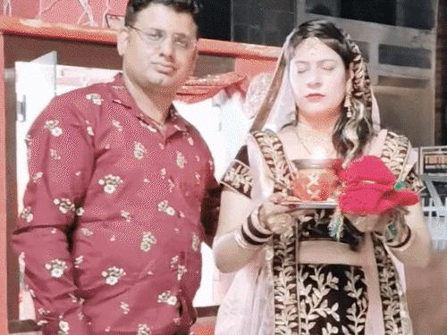 हत्यारोपी पति सौरभ आनंद पत्नी के साथ। (फाइल फोटो), वहीं ऑटो मार्केट के व्यापारी प्रदर्शन करते हुए। - Dainik Bhaskar