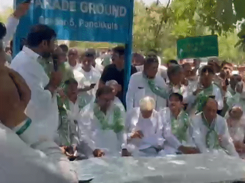 पंचकूला में एचपीएससी ऑफिस के बाहर INLD के धरने को संबोधित करते MLA अर्जुन चौटाला। - Dainik Bhaskar