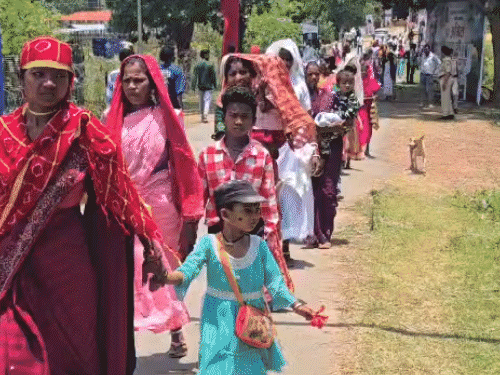 नेतानार में अमित शाह को सुनने ग्रामीण बड़ी संख्या में पहुंच रहे हैं।