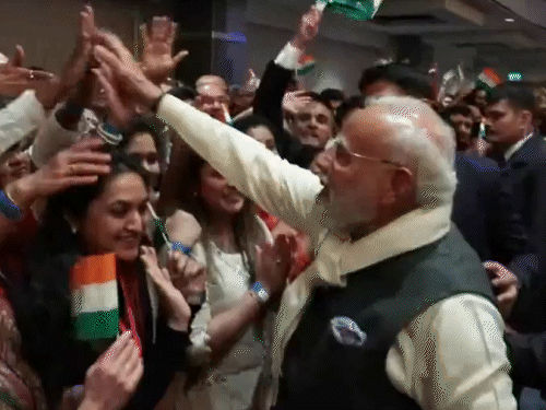 ओस्लो में होटल पहुंचने पर भारतीय समुदाय के लोगों ने पीएम मोदी का स्वागत किया।