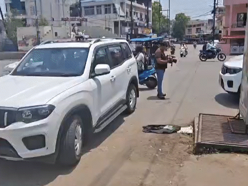 डीसीपी सेंट्रल उमेश गुप्ता और एडिशनल डीसीपी तारकेश्वर पटेल मौके पर जांच करते हुए।
