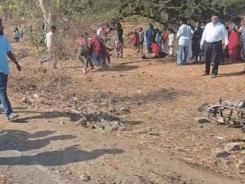 हादसे के बाद स्थानीय लोग भी पहुंच गए। गंभीर घायलों को अस्पताल पहुंचाया गया।