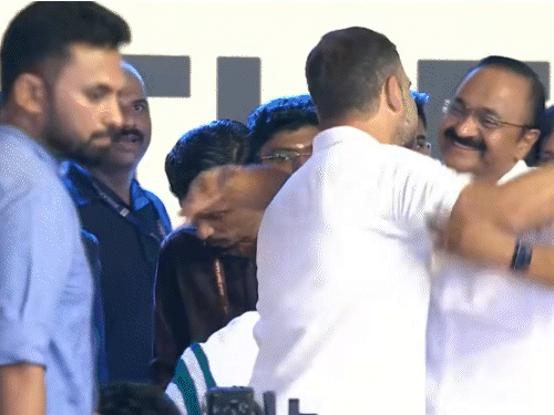 शपथ लेने के बाद जब सतीशन राहुल के पास गए तो उन्होंने गले लगाकर बधाई दी और कान में कुछ कहा।