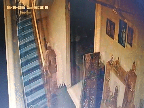 ट्विशा की सास गिरीबाला सिंह इन्हीं सीढ़ियों के बगल वाला गेट खोलकर जाती दिखीं।