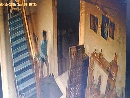गिरिबाला के बाद नीले रंग की शर्ट में एक युवक सीढ़ियों से ऊपर जाता दिखा।