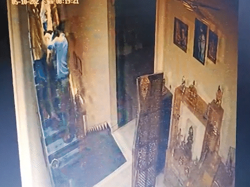 तीन युवक ट्विशा की बॉडी लेकर सीढ़ियों से नीचे उतरते दिखे।