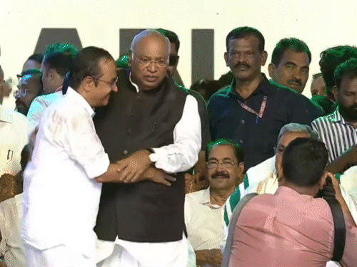 राहुल के बाद सतीशन खड़गे, CM सिद्धामैया, CM रेवंत रेड्‌डी, वेणुगोपाल, पिनराई विजयन, CM सुक्खु और डीके शिवकुमार से मुलाकात की।