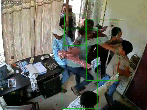 हमलावर ऑफिस में भी घुस गए और जमकर मारपीट की।