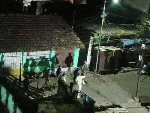 भीड़ ने चौकी पर पथराव किया था। पुलिस और आम लोगों के वाहनों में तोड़फोड़ की। घटना में कुछ पुलिसकर्मियों को चोट आई थी।