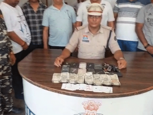 बिलासपुर में फार्म-हाउस पर रेड, मुंह छिपाते दिखे जुआरी:  रियल एस्टेट-बिल्डर, कोयला-कारोबारी और राइस-मिलर समेत 8 लोग जुआ खेलते गिरफ्तार; लग्जरी कारें-iPhone और कैश जब्त – Bilaspur (Chhattisgarh) News