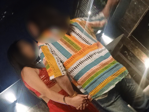 बार के बाहर लड़की से डील करता एक कस्टमर।